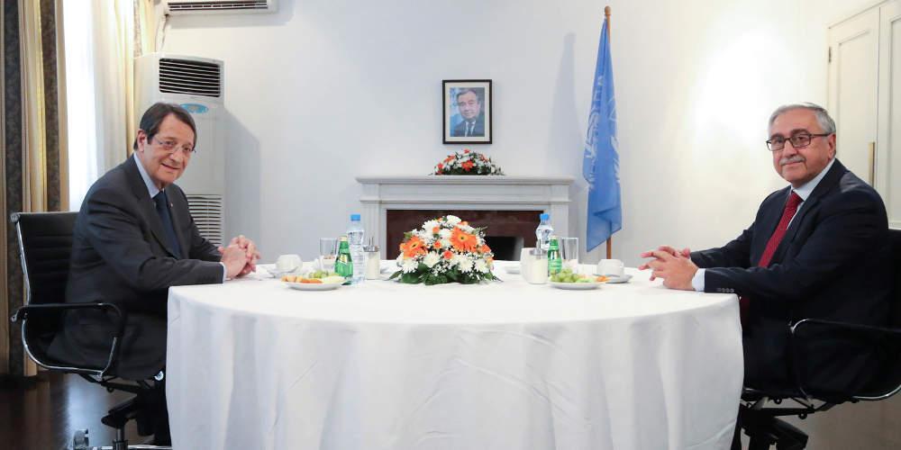 Ολοκληρώθηκε η κρίσιμη άτυπη συνάντηση Αναστασιάδη-Ακιντζί