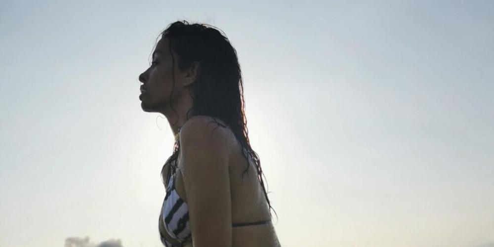 Η Ελένη Φουρέιρα μέσα στη θάλασσα με μαγιό-κορδόνι [εικόνες]