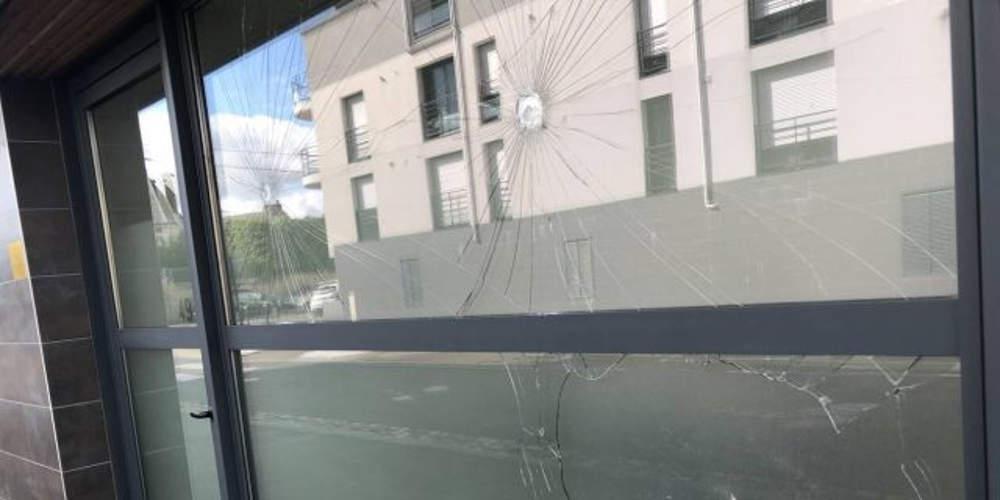 Επίθεση Γάλλων αντιεξουσιαστών στο ελληνικό προξενείο στη Ναντ [εικόνες]