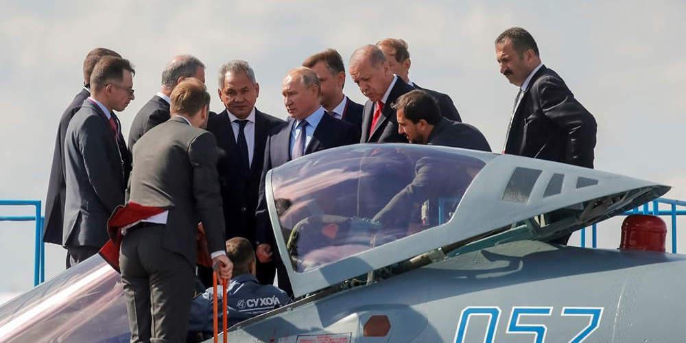 «Βόμβα»: Ο Ερντογάν φωτογραφήθηκε με ρωσικό μαχητικό Sukhoi SU-35 [εικόνες]