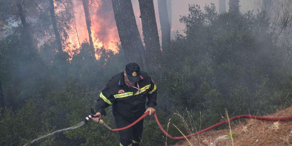 Μεγάλη φωτιά στα Μέγαρα – Συναγερμός στην Πυροσβεστική