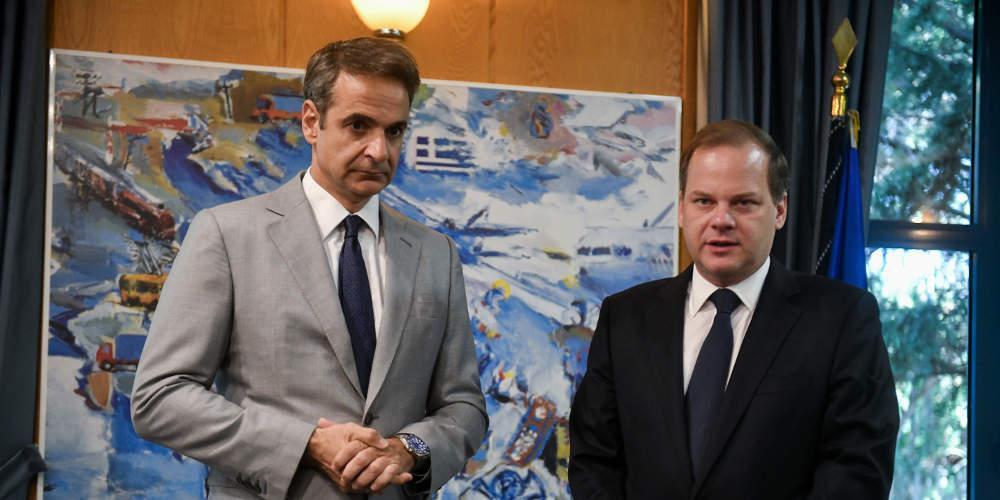 Επίσκεψη Μητσοτάκη στο υπουργείο Μεταφορών: Τα μέτρα για το κράνος και το μετρό