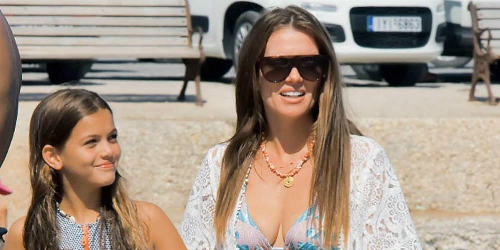 Στην παραλία με άψογο στιλ και την κόρη της η Κιμ Κίλιαν