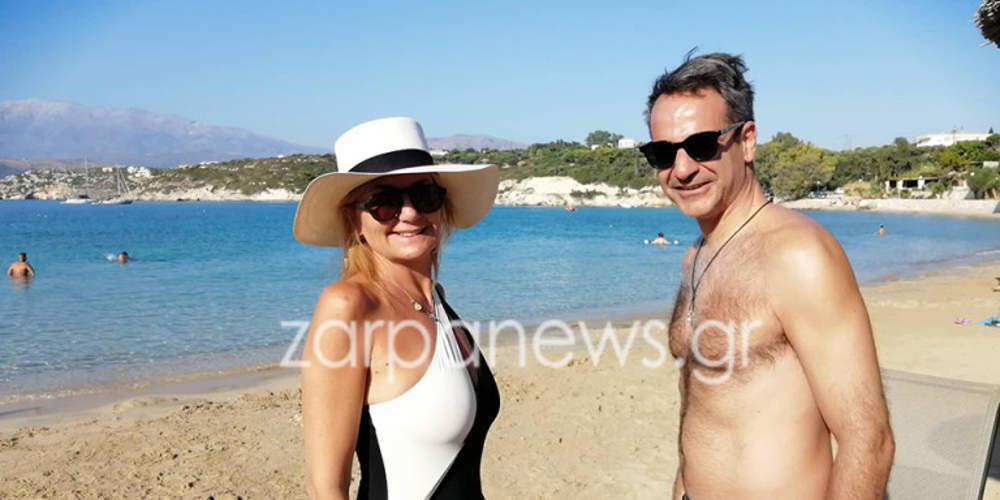 Για μπάνιο στο Μαράθι της Κρήτης με τη σύζυγό του ο Κυριάκος Μητσοτάκης [εικόνες]