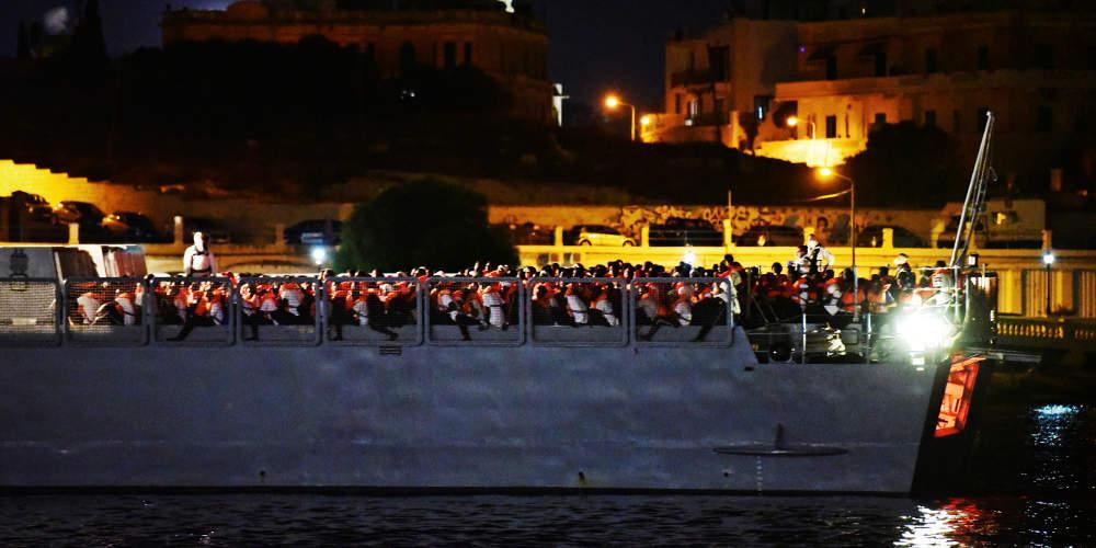 Έφτασαν στη Μάλτα οι 356 μετανάστες που επέβαιναν στο πλοίο Ocean Viking