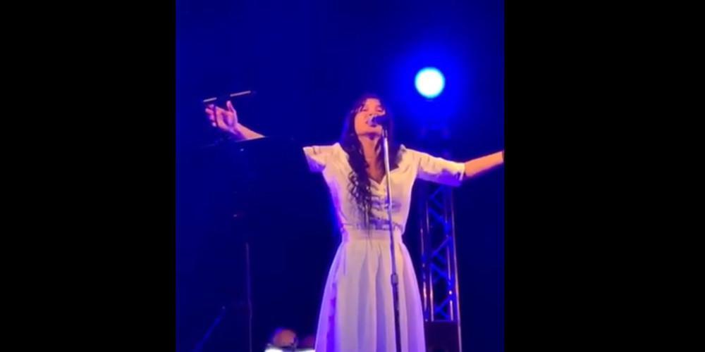 Η Πάολα τραγούδησε Μίκη Θεοδωράκη στη Φλώρινα και αποθεώθηκε [βίντεο]