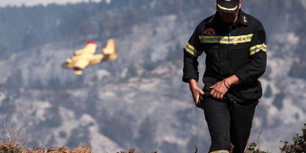 Τιτάνια μάχη με τις αναζωπυρώσεις δίνουν οι πυροσβέστες στην Εύβοια