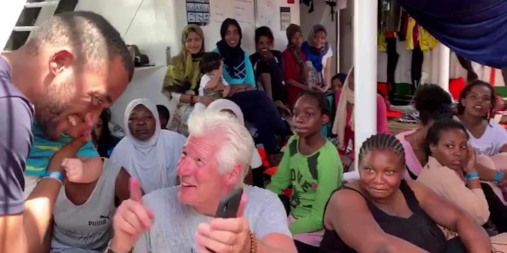 Επίθεση Σαλβίνι στον Ρίτσαρντ Γκιρ: Αν θέλει μετανάστες να τους πάρει στη βίλα του