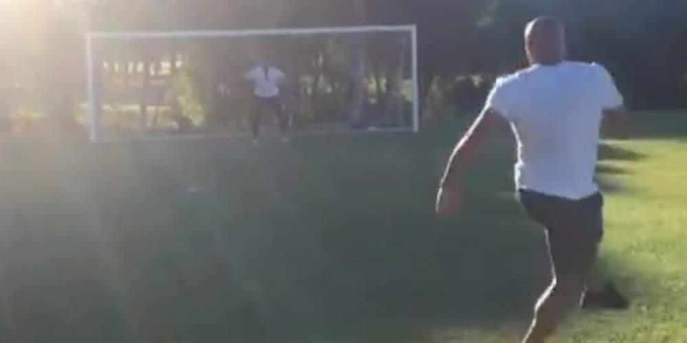 Έργο τέχνης: Ο Ρομπέρτο Κάρλος επανέλαβε το μαγικό φάουλ του 1997 [βίντεο]