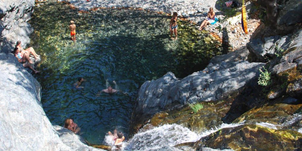 Επιχείρηση απεγκλωβισμού 20χρονης που έπεσε σε βάθρα στη Σαμοθράκη