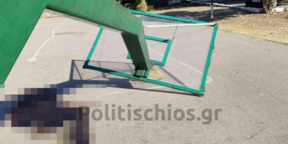 Σοκ στη Χίο: Στηριγμένη σε τσιμέντο και τοποθετημένη πριν 20 χρόνια η μπασκέτα που καταπλάκωσε τον 19χρονο
