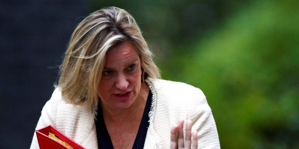 Μένει μόνος ο Τζόνσον: Παραιτήθηκε και η υπουργός Εργασίας εξαιτίας των διαγραφών