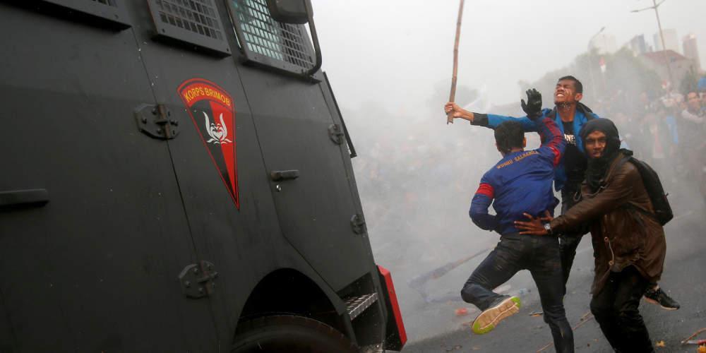 Σοκ: 30 νεκροί από άγρια επεισόδια στην Ινδονησία