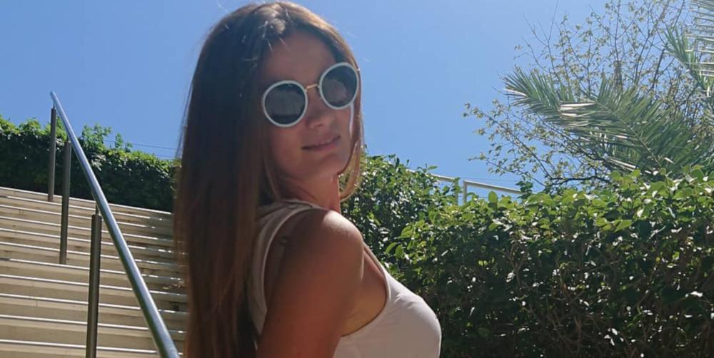 Η Φιλίτσα Καλογεράκου ποζάρει τόπλες στην παραλία [εικόνα]