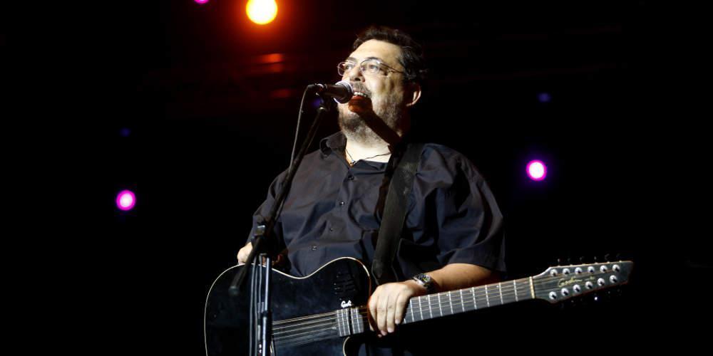 Λαυρέντης Μαχαιρίτσας: Το βιογραφικό του και τα τραγούδια που λατρεύτηκαν [βίντεο]