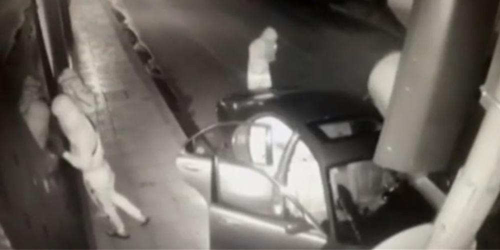 Βίντεο-ντοκουμέντο: Μπουκάρουν με αυτοκίνητο και ληστεύουν διαγνωστικό κέντρο στον Πειραιά