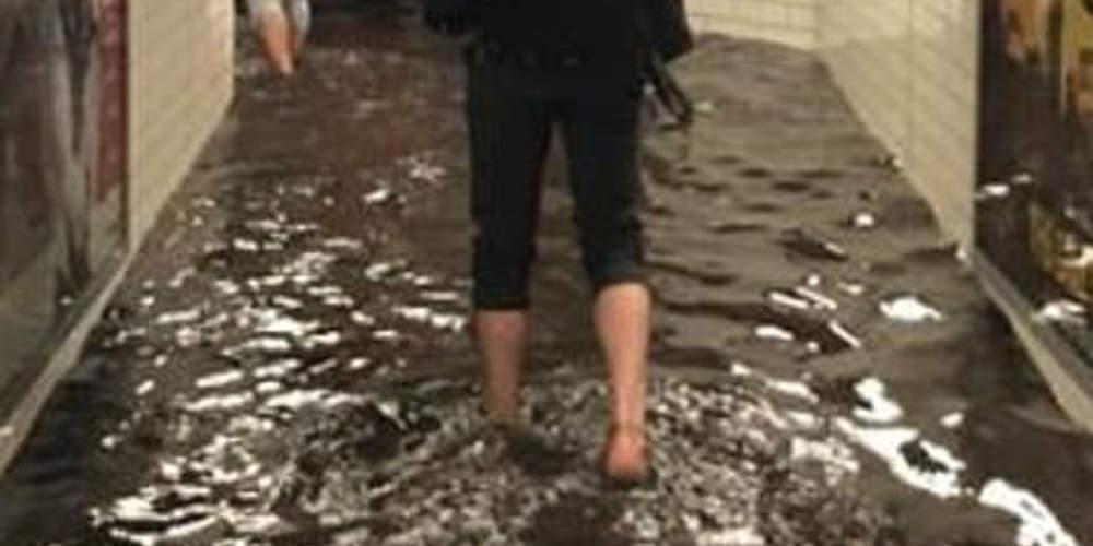 Στο έλεος του καιρού του Λονδίνο: Πλημμύρισε το μετρό από την κακοκαιρία [εικόνες & βίντεο]