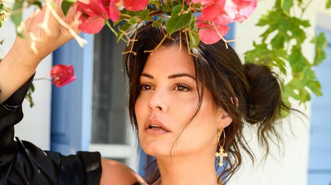 Η Μαρία Κορινθίου τρώει κεράσια μόνο με τα εσώρουχα [εικόνα]