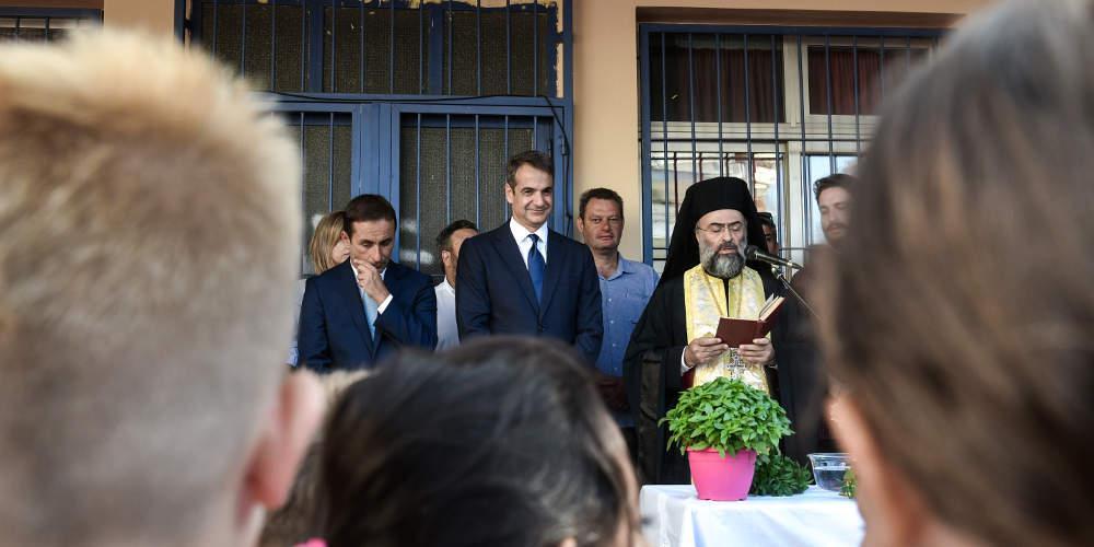 Θερμή υποδοχή Μητσοτάκη σε αγιασμό στο Γαλάτσι – Τι του χάρισαν