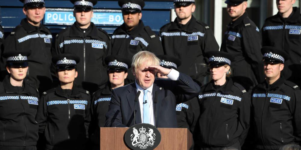 Αστυνομικός λιποθύμησε στην ομιλία του Τζόνσον αλλά εκείνος συνέχισε ατάραχος [βίντεο]