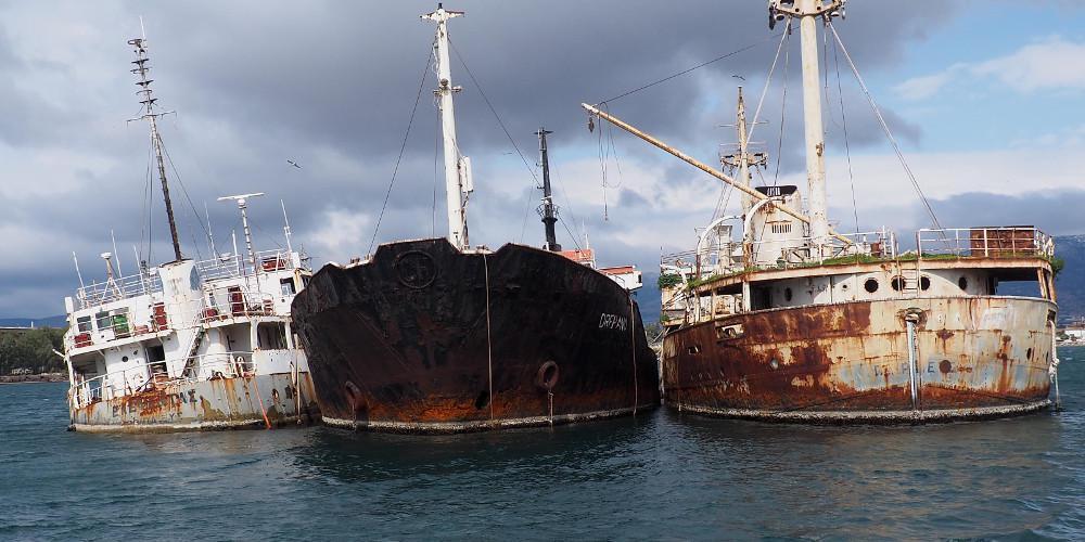 Αντιρρυπαντικά φράγματα γύρω από το δεξαμενόπλοιο που συγκρούστηκε στο Πέραμα