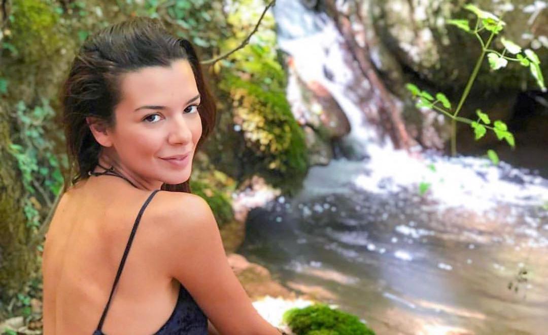 Η Νικολέττα Ράλλη συνεχίζει ακάθεκτη τις καυτές πόζες με μπικίνι [εικόνα]