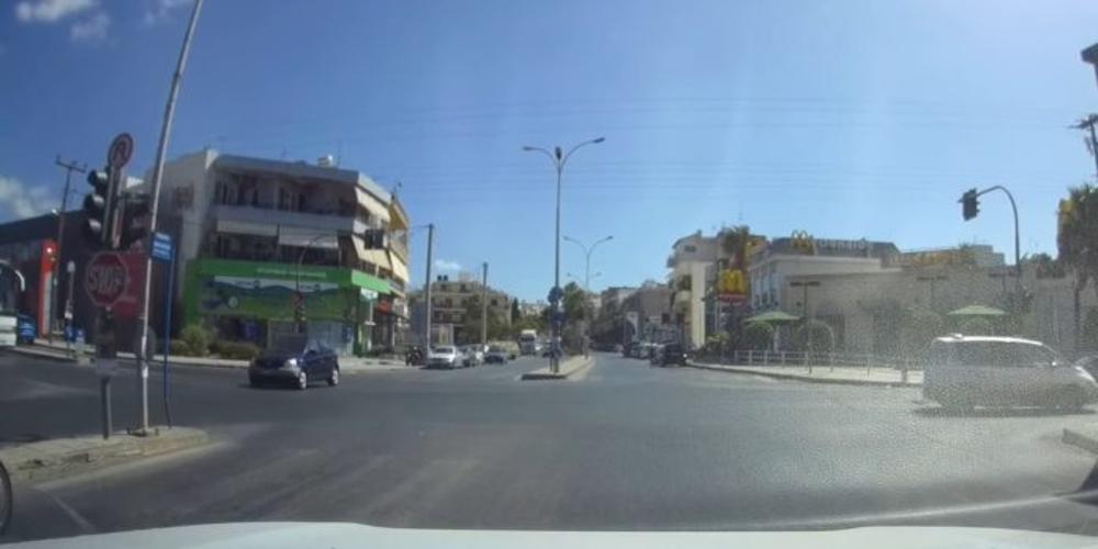 Θρασύτατος οδηγός παραβιάζει το κόκκινο και ζητά τα... ρέστα επειδή του έκαναν παρατήρηση [βίντεο]