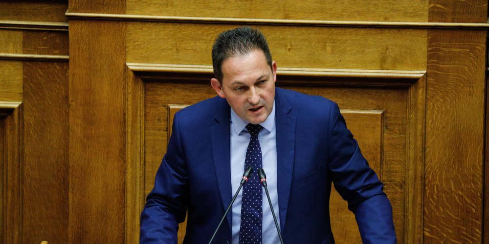 Πέτσας για πρόταση δυσπιστίας: Ένα «πολιτικό σωσίβιο» στον παραπαίοντα Ανδρουλάκη