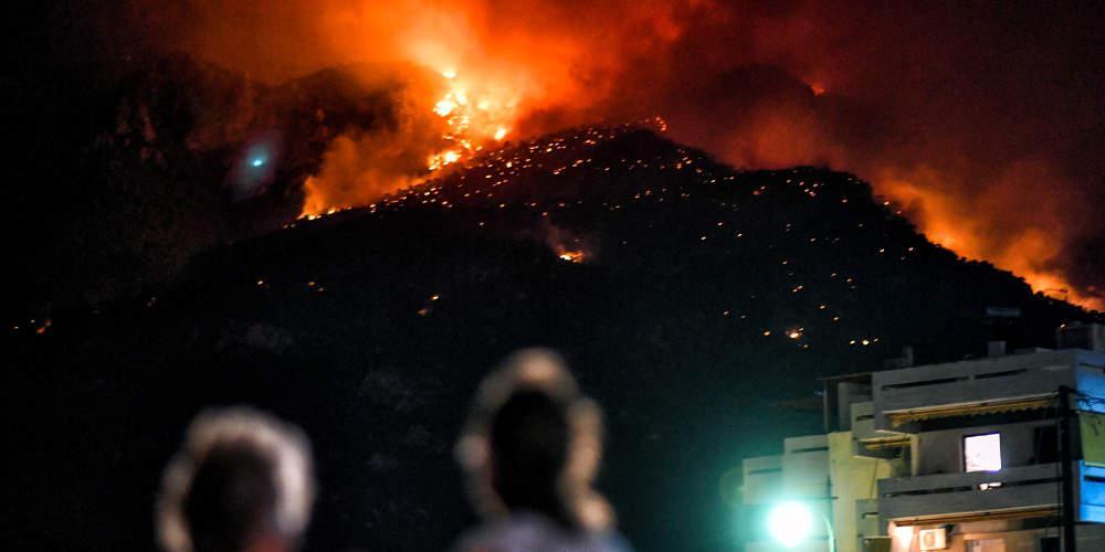 Ολονύχτια μάχη με τις φλόγες στο Λουτράκι – Συνεχίζονται οι προσπάθειες κατάσβεσης