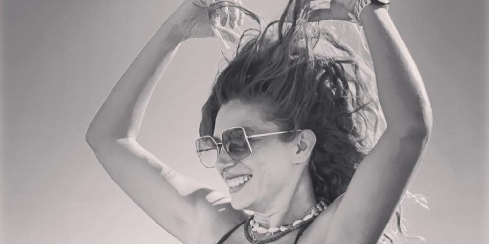 Η Δεληκούρα αναρτά τόπλες φωτογραφία στην πισίνα και γράφει: «Οι μαμάδες είμαστε και σέξι» [εικόνα]