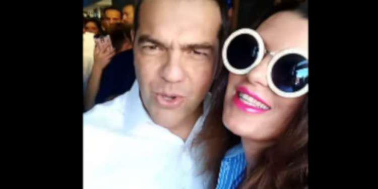 «Σ' αγαπώ, θα τρελαθώ!»: Η μεγαλύτερη θαυμάστρια του Τσίπρα [βίντεο]