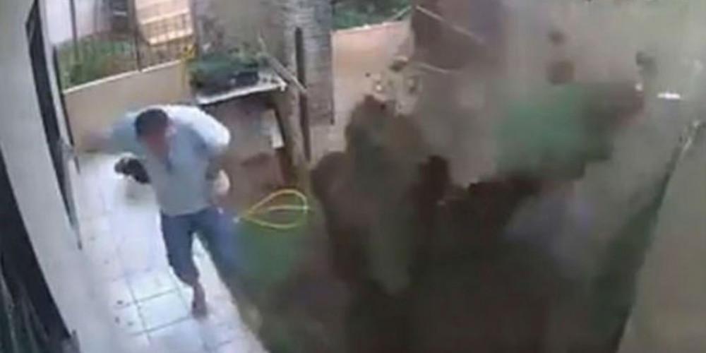 Τρομερός: Προσπάθησε να βάλει φωτιά σε φωλιά των κατσαρίδων, αλλά τελικά ανατίναξε τον κήπο του [βίντεο]