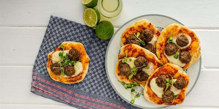 Η συνταγή της ημέρας: Πιτσάκια με κεφτεδάκια και μοτσαρέλα