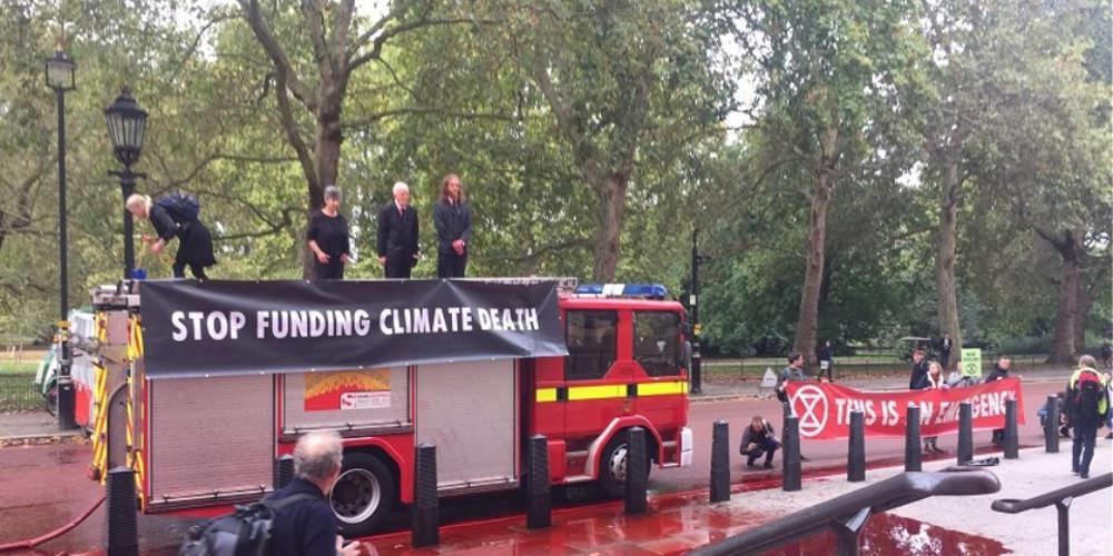 Απίστευτο: Βρετανοί ακτιβιστές έριξαν με μάνικα κόκκινη μπογιά στο υπουργείο Οικονομικών [βίντεο]