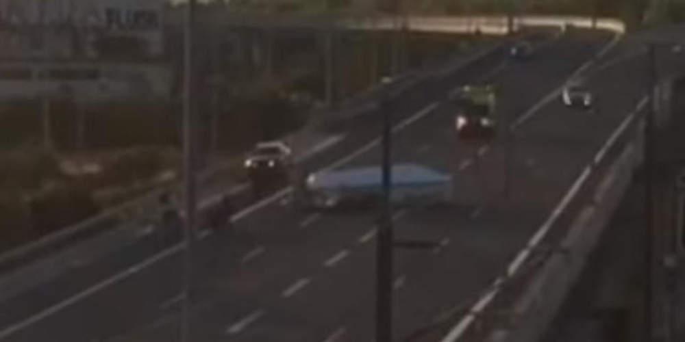 Χαμός στην Αττική Οδό: Σκάφος έφυγε από κοτσαδόρο αυτοκινήτου