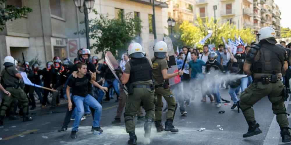 Πώς περιγράφει ο αστυνομικός την πισώπλατη επίθεση από τον διαδηλωτή του ΠΑΜΕ