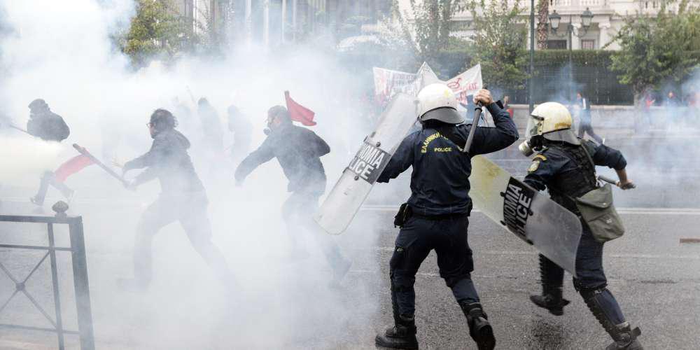 Επεισόδια στο μαθητικό συλλαλητήριο – Xημικά και δακρυγόνα έξω από τη Βουλή