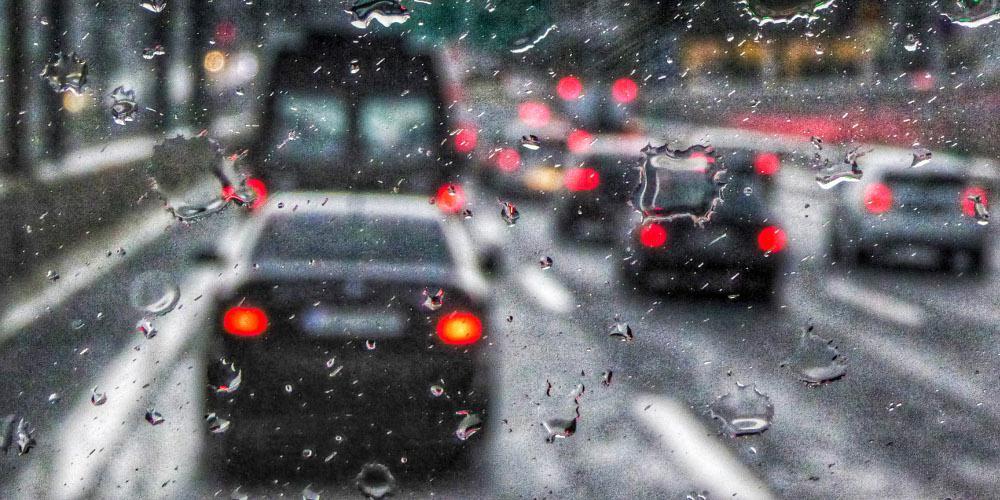 Η έγκριση από τις ευρωπαϊκές αρχές του προγράμματος «Ηρακλής» για την τιτλοποίηση κόκκινων δανείων ύψους 30 δισεκατομμυρίων ευρώ είναι μία σημαντική κίνηση στον δρόμο για την ομαλοποίηση της ελληνικής οικονομίας. Το πιστωτικό σύστημα σε μεγάλο βαθμό ακόμη και σήμερα υπολειτουργεί αν και κόστισε ακριβά στους Ελληνες φορολογούμενους. Η οικονομική κρίση που ξεκίνησε από την κατάρρευση του Δημοσίου μεταφέρθηκε στις τράπεζες ανακυκλώνοντας τις δυνάμεις της ύφεσης. Το 2014 και ύστερα από δύο ανακεφαλαιοποιήσεις η χώρα έμπαινε σε τροχιά σταθερότητας, ενώ οι τράπεζες επιχειρούσαν να ανακτήσουν μέρος των καταθέσεων που είχαν χαθεί το 2009 αλλά και της εμπιστοσύνης των αγορών μέσω της αύξησης του μετοχικού τους κεφαλαίου. Και ύστερα ήρθε ο ΣΥΡΙΖΑ που υποσχόταν «σεισάχθεια» και κατάργηση της λιτότητας με ένα νόμο και ένα άρθρο. Η κρίση στο πιστωτικό σύστημα αναζωπυρώθηκε για τρεις βασικούς λόγους. Πρώτον, κατά τη διάρκεια του πρώτου εξαμήνου το ρίσκο της χώρας αυξήθηκε στα ύψη, οι αντιφατικές κινήσεις της κυβέρνησης και οι απειλές ότι όλα θα «γίνουν Κούγκι» έδιωξαν από τις τράπεζες καταθέσεις πολλών δισεκατομμυρίων ευρώ. Δεύτερον, η απόφαση του Τσίπρα για το δημοψήφισμα έφερε το λουκέτο στις τράπεζες και τα capital controls, τα οποία δεν ήρθησαν «τη Δευτέρα μετά το δημοψήφισμα», όπως διαβεβαίωναν τότε τα στελέχη του ΣΥΡΙΖΑ, αλλά μόλις τον περασμένο μήνα. Το πιστωτικό σύστημα διελύθη, τα κόκκινα δάνεια φούντωσαν, η οικονομία μπήκε σε νέες περιπέτειες, που όλοι γνωρίζουμε. Τρίτον, η τρίτη ανακεφαλαιοποίηση, που έγινε στο τέλος του 2015, καθώς μετά το δημοψήφισμα οι τράπεζες έχασαν κυριολεκτικώς το «πάτωμα», αποφασίσθηκε με τριτοκοσμικούς όρους για το Δημόσιο και τους μικρομετόχους. Οι αυξήσεις μετοχικού κεφαλαίου υπέρ των ξένων funds (καθώς το Δημόσιο εξαιρέθηκε από τη διαδικασία) έγιναν σε τιμές που ήταν χαμηλότερες κατά 95% έως και 98% σε σχέση με τις αξίες του 2014. Πολύ απλά μετοχές που το 2014 άξιζαν 100 ευρώ με την τρίτη ανακεφαλαιοποίηση αποκτήθηκαν με 2 ευρώ. Από τότε η οικονομία παρέμεινε σε συνθήκες στασιμότητας ενώ τα κόκκινα δάνεια των τραπεζών διαμορφώνονται στο 40% του χαρτοφυλακίου τους όταν ο μέσος όρος στην ευρωζώνη είναι μόλις 4%. Ανάπτυξη δεν μπορεί να προκύψει εάν οι τράπεζες δεν καταφέρουν να ανταποκριθούν στη βασική τους αποστολή, που είχε η δανειοδότηση της οικονομίας. Η κυβέρνηση με το πρόγραμμα «Ηρακλής» δίνει μία ευκαιρία στο πιστωτικό σύστημα να αναπνεύσει και να απελευθερώσει κεφάλαια προκειμένου να τα διοχετεύσει στην αγορά. Το Δημόσιο δεν θα βάλει νέα κεφάλαια, θα εγγυηθεί για μέρος των δανείων που θα τιτλοποιηθούν και θα εισπράξει προμήθειες από το πιστωτικό σύστημα. Εάν ο «Ηρακλής» καταφέρει να σηκώσει τα βάρη του παρελθόντος, ο ρυθμός ανάπτυξης μπορεί να πολλαπλασιασθεί και η οικονομία να δημιουργήσει ποιοτικές θέσεις εργασίας, μέσα από τις επενδύσεις. Είναι βέβαιο ότι εάν δεν είχαμε τις συνέπειες από την «περήφανη διαπραγμάτευση» και το κλείσιμο των τραπεζών, η κρίση στην Ελλάδα θα είχε αντιμετωπισθεί αρκετά χρόνια νωρίτερα. Τώρα είναι μία ευκαιρία να «ανοίξουν» ξανά οι τράπεζες, όχι με τις ακρότητες του παρελθόντος, αλλά με μοναδικό κριτήριο την ανάπτυξη. Συνολικά, μετά το δόγμα του «μπάχαλου», που επικράτησε το 2015, η κυβέρνηση επιχειρεί να συμμαζέψει την κατάσταση στην οικονομία. Προτάσσει την υλοποίηση των επενδύσεων, μειώνει τους φόρους για τους επαγγελματίες και τα νοικοκυριά, κινεί τους μοχλούς χρηματοδότησης στο τραπεζικό σύστημα. Εάν η διεθνής συγκυρία ήταν πιο ανέφελη, ιδίως πάνω από την Ανατολική Μεσόγειο, οι περισσότεροι παράγοντες ανάπτυξης θα ήταν ευνοϊκοί για την ελληνική οικονομία. Μένει να δούμε τα αποτελέσματα στην πράξη...