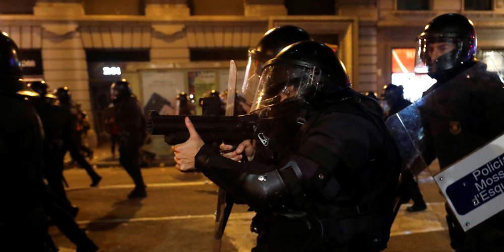 Συνεχίζονται οι μαζικές διαδηλώσεις και τα άγρια επεισόδια στην Βαρκελώνη [εικόνες & βίντεο]