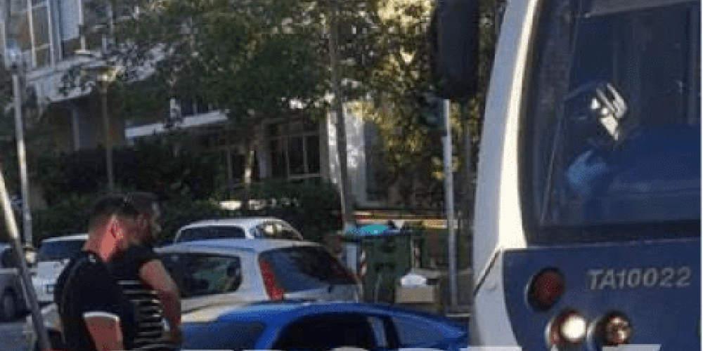 Απίστευτο: Ο παρουσιαστής Νίκος Κοκλώνης τράκαρε με…τραμ [εικόνα]