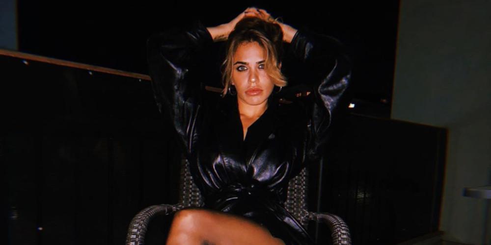 «Κολάζει» η Κόνι Μεταξά: Ποζάρει γυμνή για την παράσταση που πρωταγωνιστεί