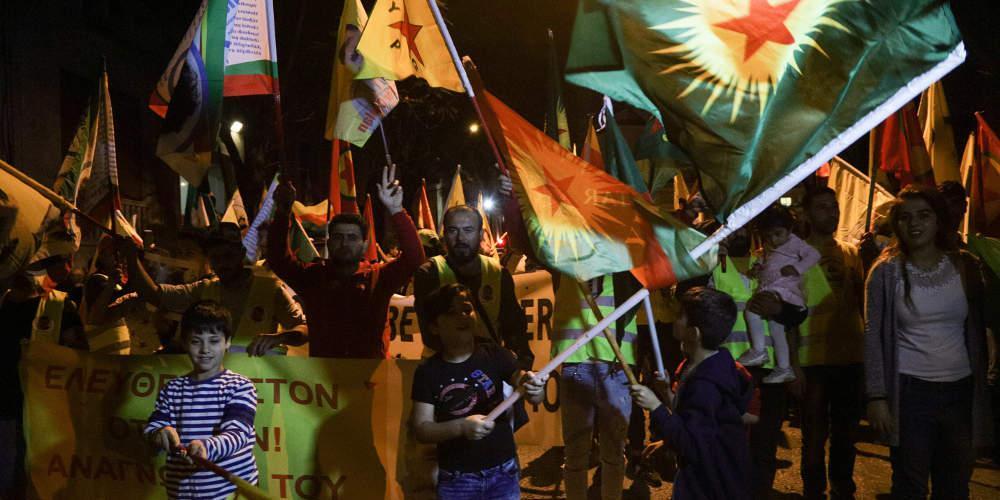 Συγκέντρωση διαμαρτυρίας από Κούρδους στην τουρκική πρεσβεία στην Αθήνα