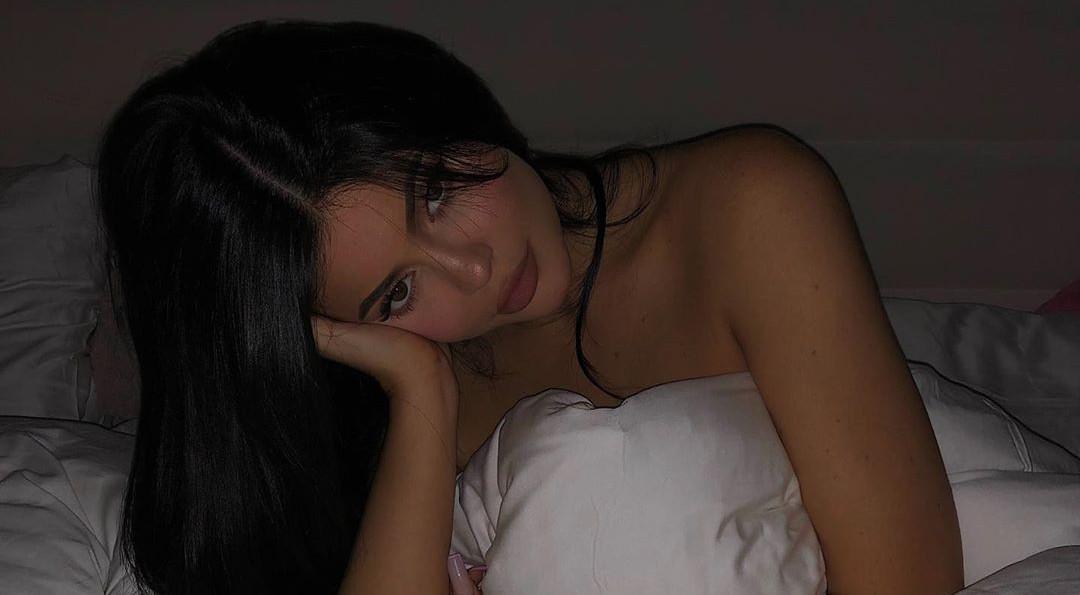 Η Κάιλι Τζένερ δείχνει τις φημισμένες καμπύλες της φορώντας μπραζίλιαν