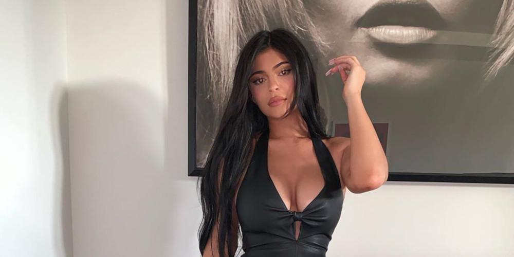 Η Κάιλι Τζένερ με πολύ πληθωρικό μπούστο και σταυροπόδι που κολάζει