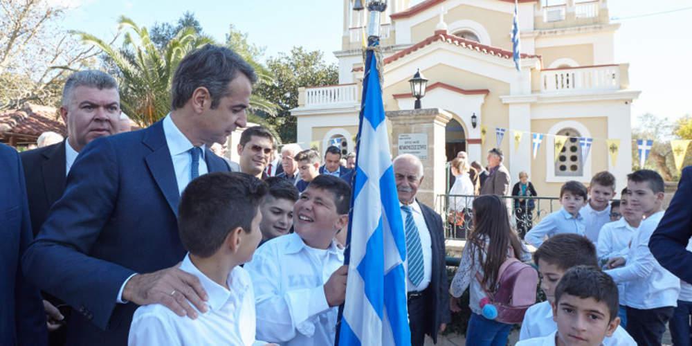 Στην μαθητική παρέλαση στην Κίσσαμο ο Κυριάκος Μητσοτάκης