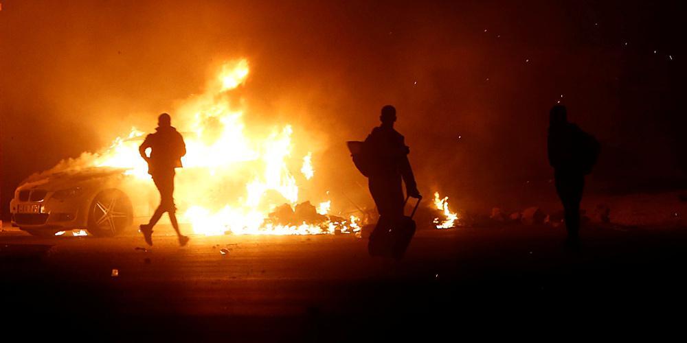 Μετανάστες πυρπόλησαν αυτοκίνητα και τραυμάτισαν αστυνομικό σε κέντρο κράτησης στην Μάλτα