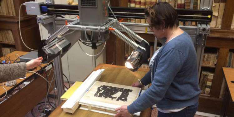 Επιστήμονες κατάφεραν να διαβάσουν αρχαιοελληνικό κείμενο από πάπυρο που κάηκε από την έκρηξη του Βεζούβιου