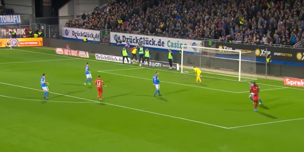 Απίστευτο: Αναπληρωματικός έκανε πέναλτι ενώ έκανε προθέρμανση