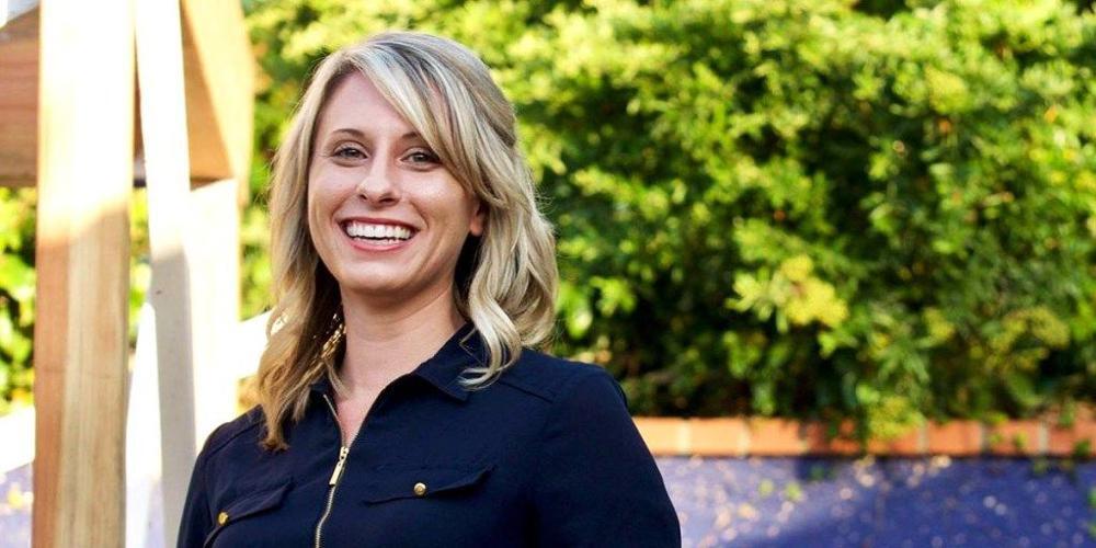 Σκάνδαλο: Μέλος του Κογκρέσου με τατουάζ ναζί, ολόγυμνη, καπνίζει σε bong και απατά τον άνδρα της [εικόνες]