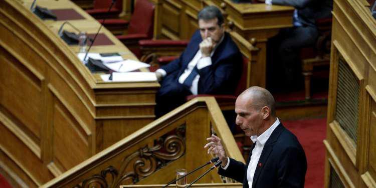 Σκληρό «ροκ» Χρυσοχοΐδη-Βαρουφάκη στη Βουλή για το νομοσχέδιο για το άσυλο